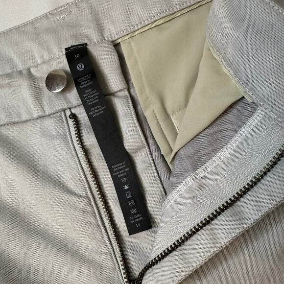 Lululemon Men's Classic Gray Chino‎ Style Flat Front Shorts Size 30 - Picture 2 of 5